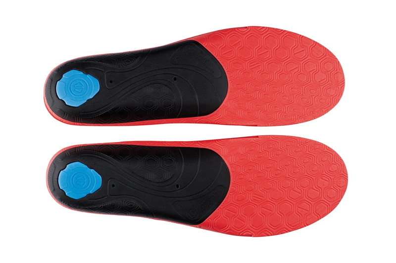 Sidas Eco Winter Einlegesohlen Zwei Sidas 3Feet Eco Winter Low Einlegesohlen von unten, rot mit schwarzem Fußbett und blauem Detail.