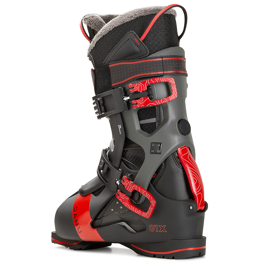 Schwarzer Dahu Skischuh Schwarzer Dahu Ecorce 01X Skischuh von der Seite, mit roten Akzenten und Schnallen, sowie grauem Schaft.