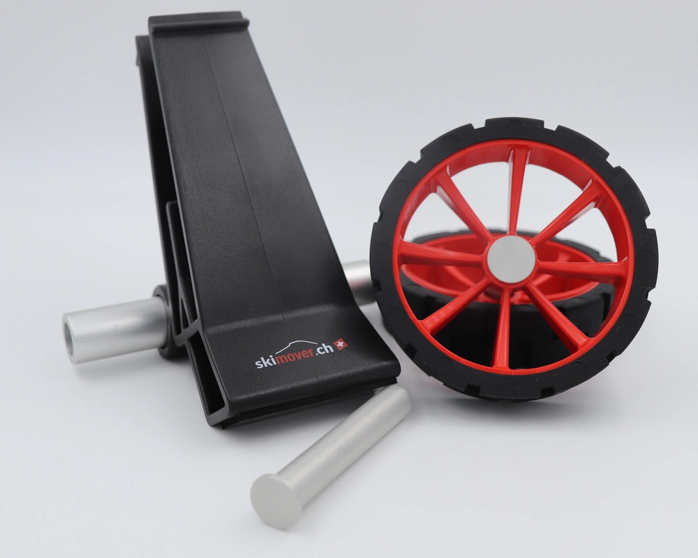 Skimover Traveller Pro Skimover Traveller Pro: Schwarzer Skihalter mit silberner Achse und rotes Rad mit schwarzem Reifen.