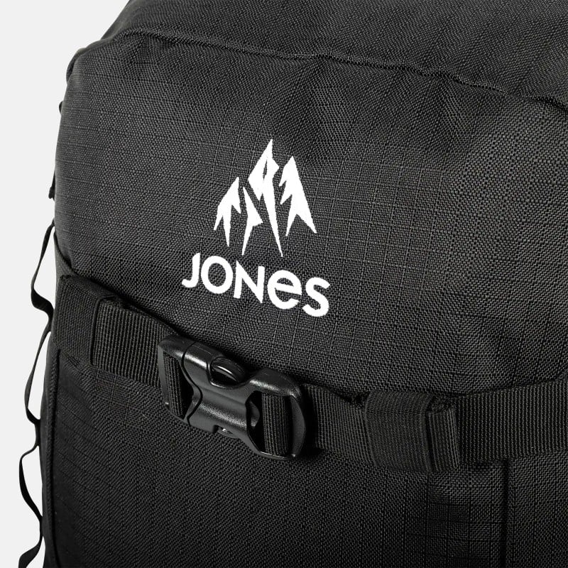 Jones Sac à dos Deeper Vue détaillée du sac à dos noir Jones Deeper 19L avec logo blanc et fermeture de la ceinture noire.