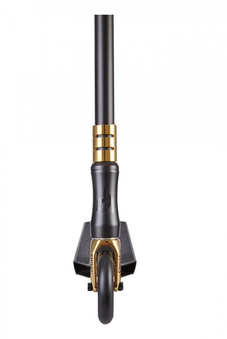 Detailansicht eines Chilli Pro Reaper Crown Stunt Scooters in Schwarz und Gold von vorne.