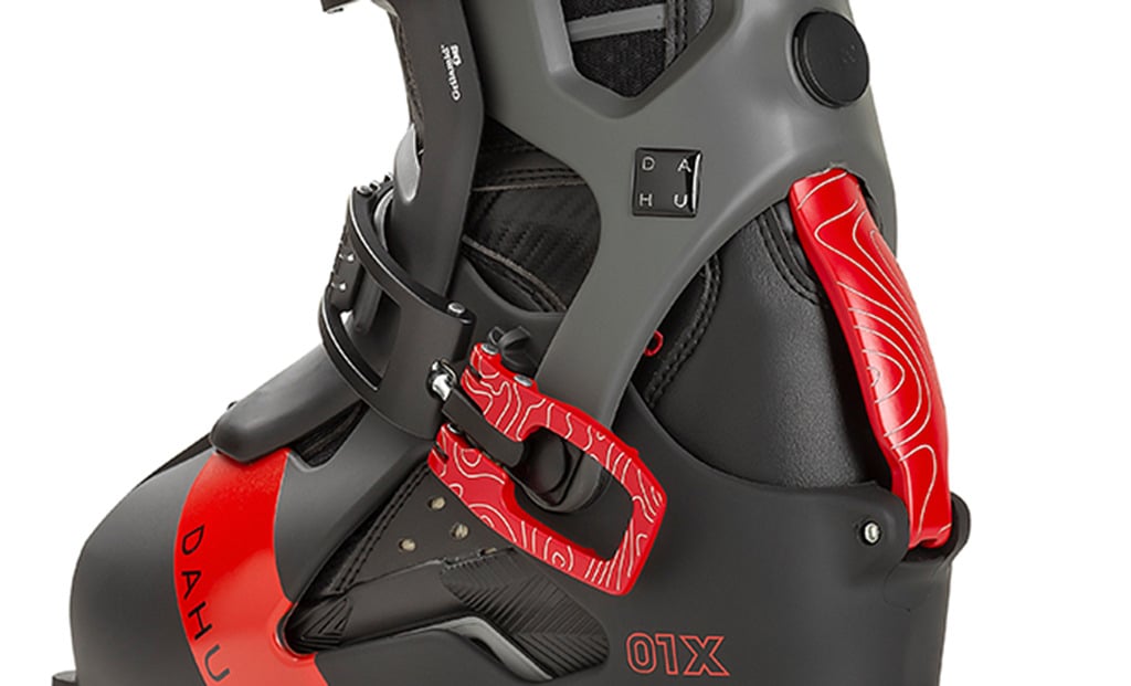 Dahu Ecorce 01X Skischuh Detailansicht des Dahu Ecorce 01X Skischuhs in Schwarz-Rot mit Fokus auf Schnalle und Schaft.