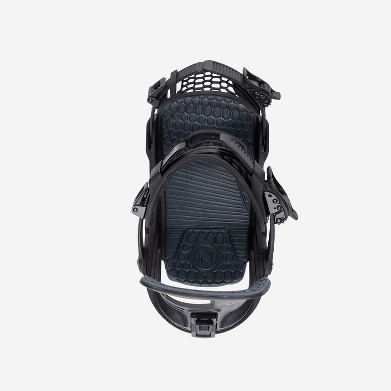 Schwarze Nidecker Kaon-X Snowboardbindung von vorne. Details umfassen Riemen, Schnallen und Sohlenpolster.