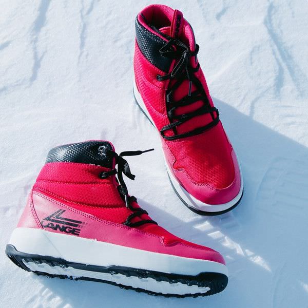 Rosafarbene Retro Schuhe Zwei rosafarbene Lange Podium Retro Schuhe mit schwarzer Schnürung liegen im Schnee.