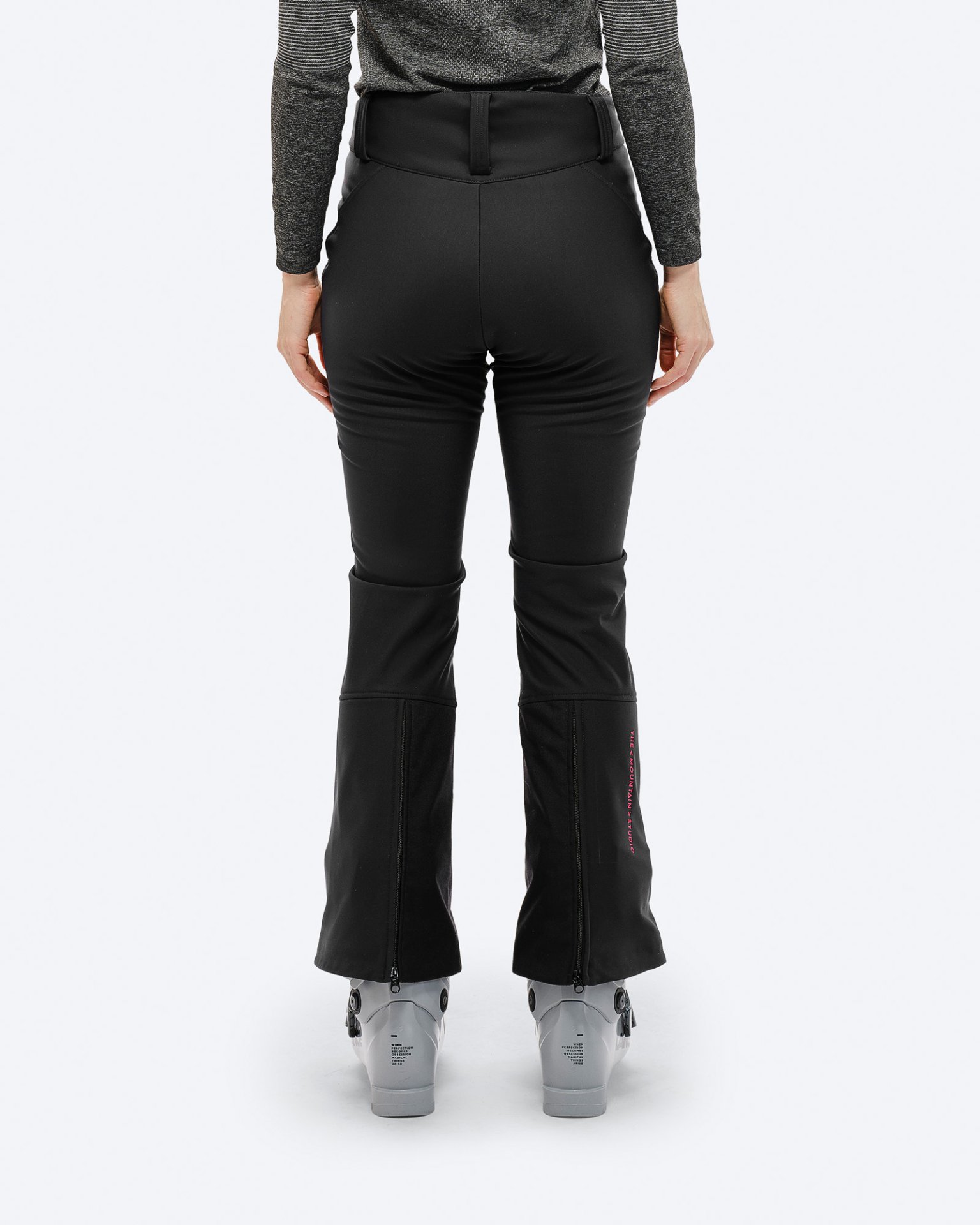 Schwarze Stretch Skihose Rückansicht: Schwarze P-4 W 2L Stretch Ski Pants mit Skischuhen und pinkem Logo am Beinabschluss.