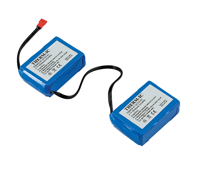 Zwei blaue Therm-ic Ultra Heat Boost Batterien mit Kabel, liegen auf weissem Untergrund.