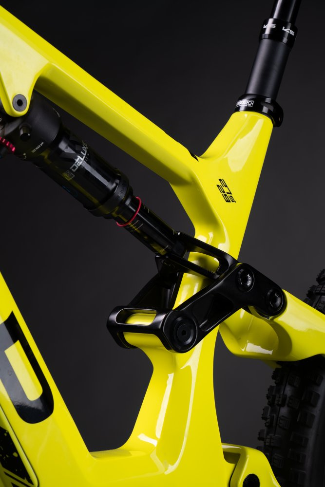 Gelber Muret E-MTB Rahmen Gelber Muret 2 EP8 E-MTB Rahmen mit schwarzem Dämpfer und Umlenkung, Nahaufnahme.