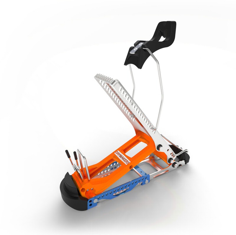 Detailaufnahme des Daymaker Touring Classic Ski Adapters, zeigt die orangefarbene Basis und silberne Steighilfe.