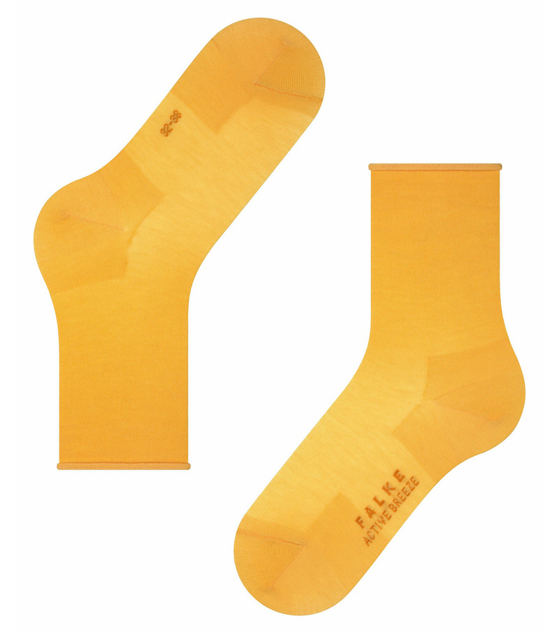 Zwei Damen Socken, Active Breeze, Farbe Mustard, eine liegend, eine stehend.