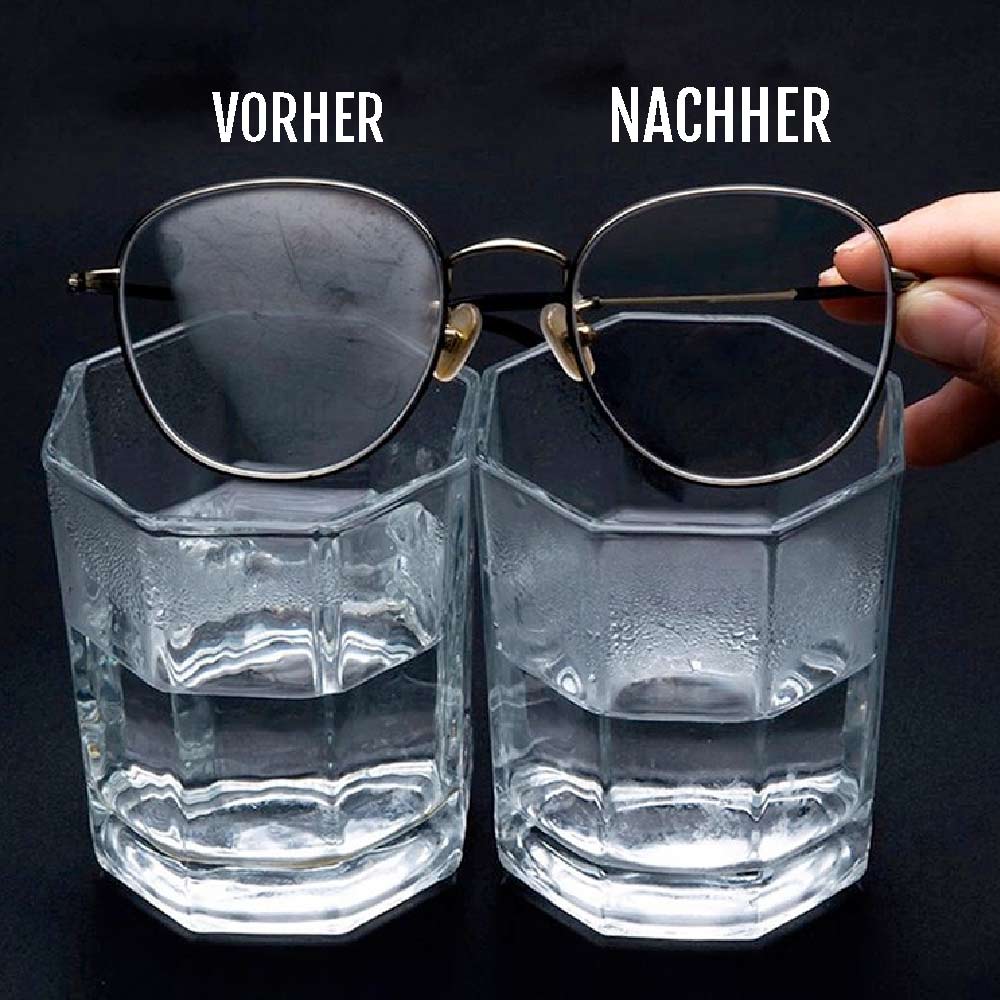 Brille über Dampf: Links beschlagen, rechts klar. Fog-Out Antibeschlag Microfaser demonstriert den Vorher-Nachher-Effekt.