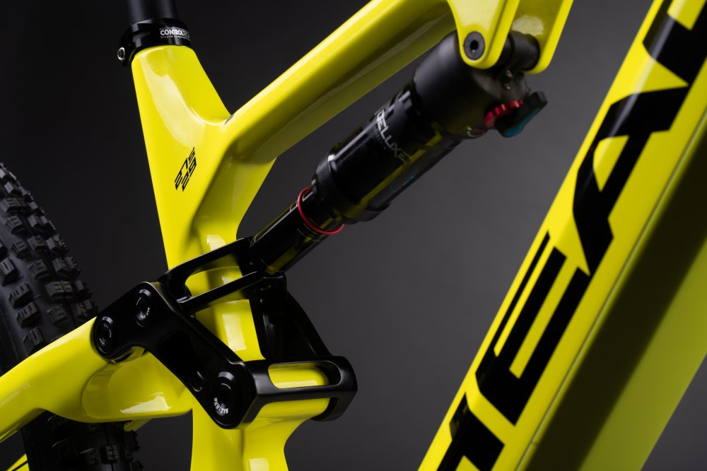 Gelber Muret E-MTB Rahmen Detailansicht des gelben Muret 2 EP8 Carbon E-MTB Rahmens mit RockShox-Federung und schwarzer Umlenkung.