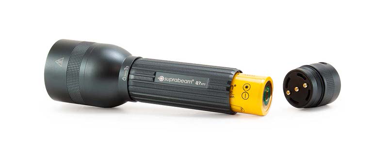 Suprabeam Lampe de poche LED Q7xrs, ouverte. La batterie est visible, l'embout est à côté.