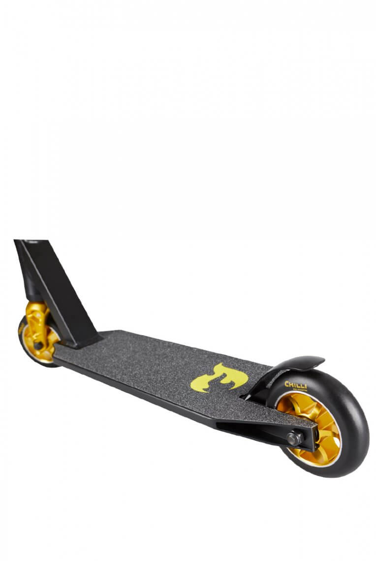 Nahaufnahme eines Chilli Pro Scooter 3000 in Schwarz und Gold. Das Deck ist grau mit einem goldenen Logo. Die Räder sind goldfarben.