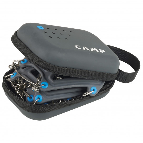 Graue Tasche offen, zeigt CAMP Ice Master Light Steigeisen mit Kette und blauen Details.
