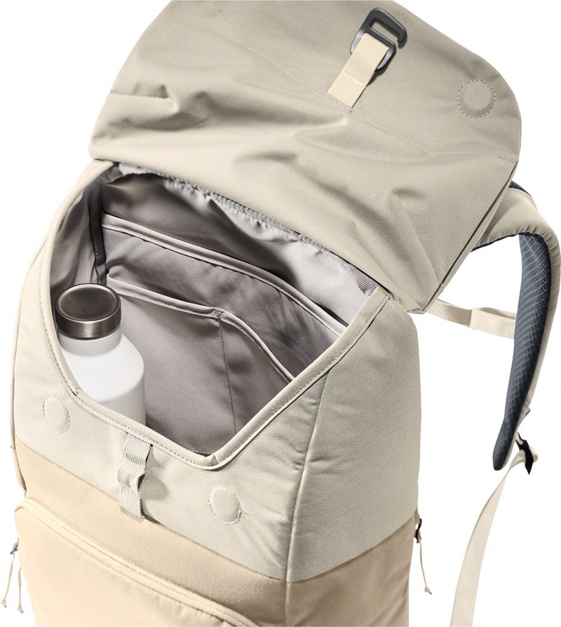 Deuter UP Sydney Rucksack Geöffneter, hellbrauner Deuter UP Sydney Rucksack mit Innenfächern und einer weißen Trinkflasche.