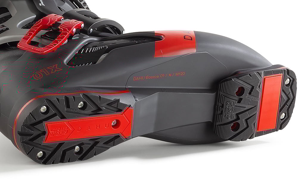 Dahu Ecorce Skischuh Nahaufnahme Dahu Ecorce 01X Skischuh von hinten, schwarz-rot mit "Grip Walk" Sohle und Spikes.