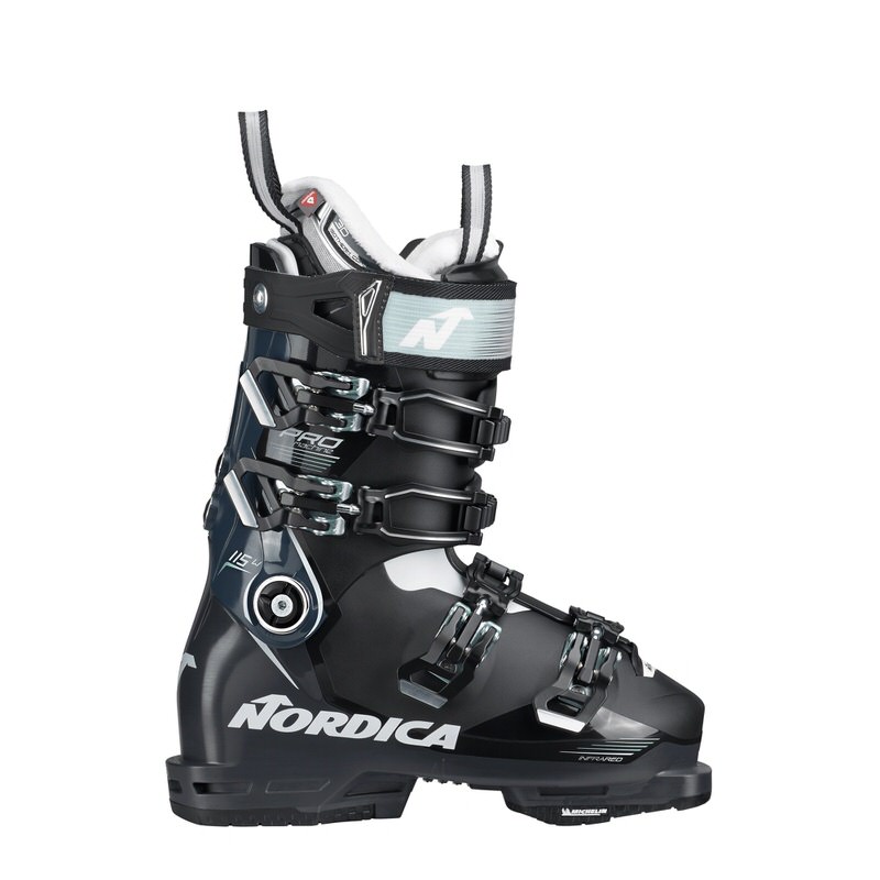 Schwarzer Ski-Schuh Nordica Pro Machine 115 Women, seitliche Ansicht, mit Schnallen und Innenschuh.