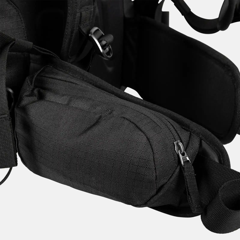 Schwarzer Jones Rucksack Detailansicht: Schwarzer Jones Further 25L Backpack, Reißverschlusstasche, Träger und Schnalle.