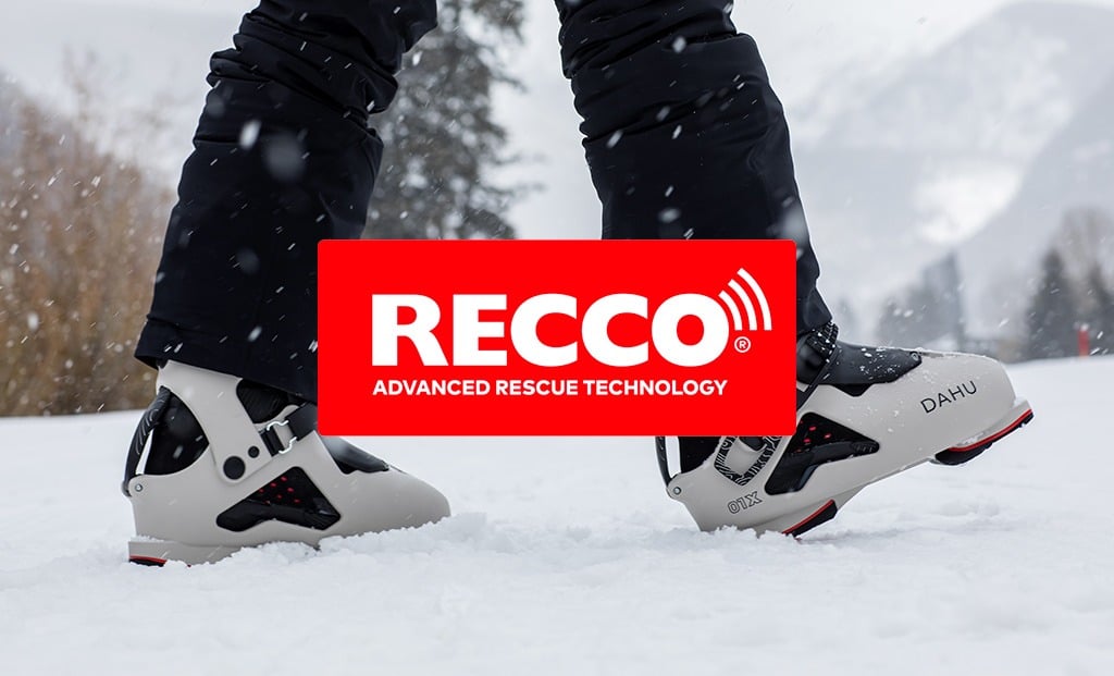 Dahu Ecorce 01X Skischuhe Nahaufnahme von Dahu Ecorce 01X Skischuhen im Schnee, mit RECCO-Logo. Skischuhe mit Hose auf einer Skipiste.