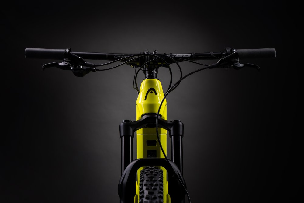 Gelbes E-Mountainbike 2 EP8 Gelbes Muret 2 EP8 E-Mountainbike von vorne. Lenker, Gabel und Reifen sind schwarz.