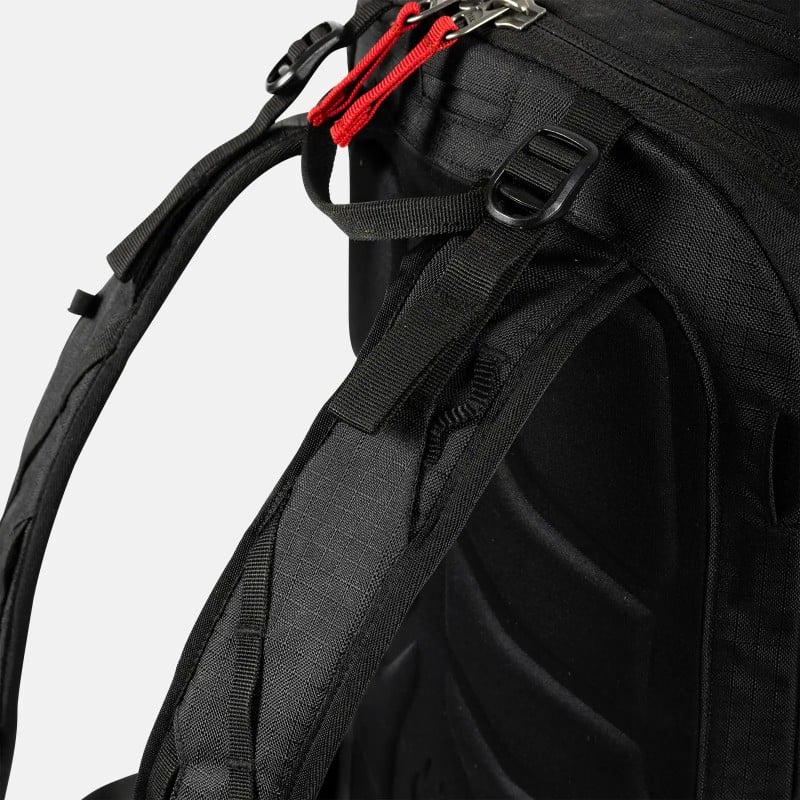 Jones Sac à dos Deeper 19L Vue détaillée du sac à dos Jones Deeper 19L, montre les bretelles et le panneau dorsal en noir. Détails rouges sur la fermeture éclair.