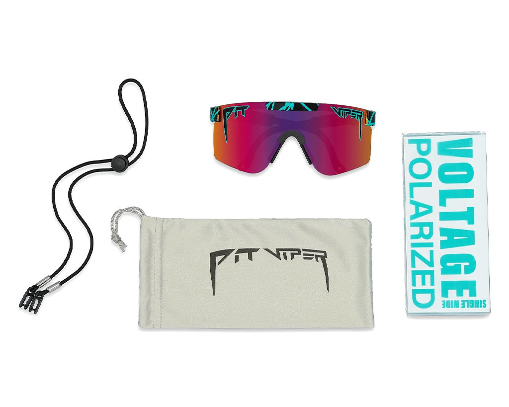 Les lunettes de soleil PitViper THE VOLTAGE avec leurs accessoires, dont le cordon de lunettes, le sac et le carton. Les verres sont polarisés rose-violet.