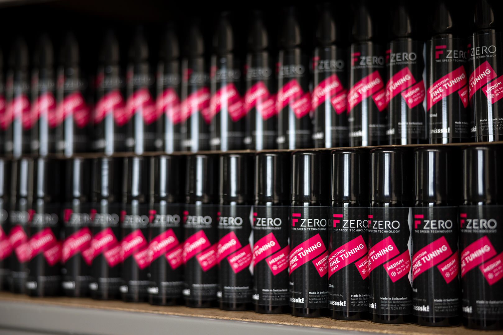 Regale voller schwarzer Spraydosen mit roter Aufschrift "F Zero". Die Dosen tragen den Schriftzug "Fine Tuning" und "Medium".