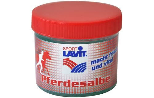 Eine Dose Pferdesalbe von SPORT LAVIT mit rotem Deckel und dem Logo auf dem Etikett.