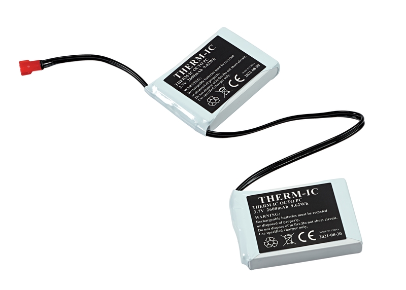 Therm-ic Ultra Heat Akkus Zwei Therm-ic Ultra Heat Boost Akkus mit Kabel, weißes Gehäuse, schwarze Schrift.