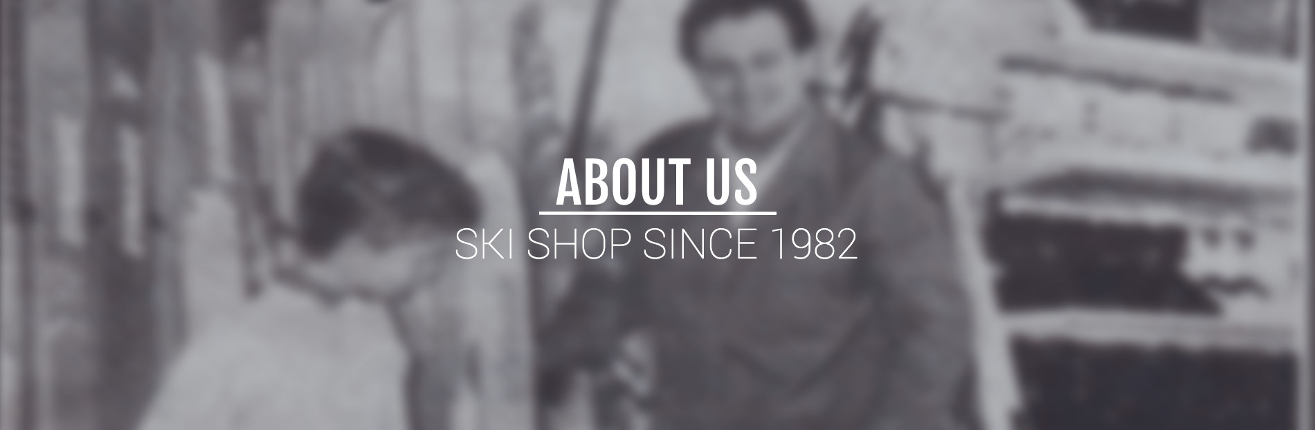 Über uns - Ski Shop Verschwommenes Schwarz-Weiß-Foto von Personen, überlagert mit dem Text "About Us" und "Ski Shop since 1982".