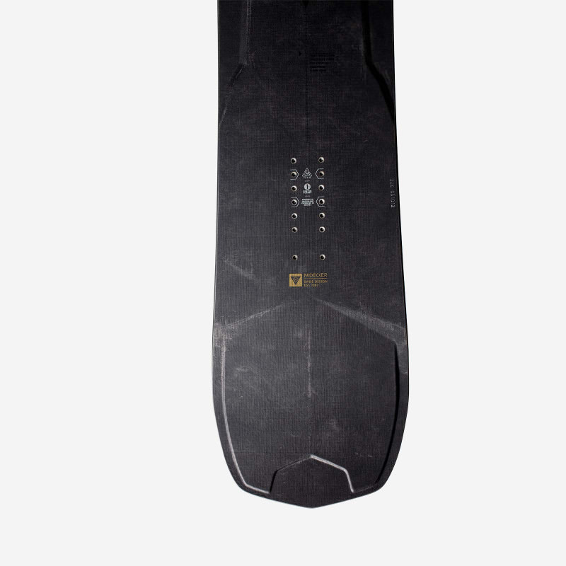 Detailaufnahme des Nidecker Megalight Snowboards, zeigt Bindungs-Optionen, schwarzes Textur-Design und Logos.