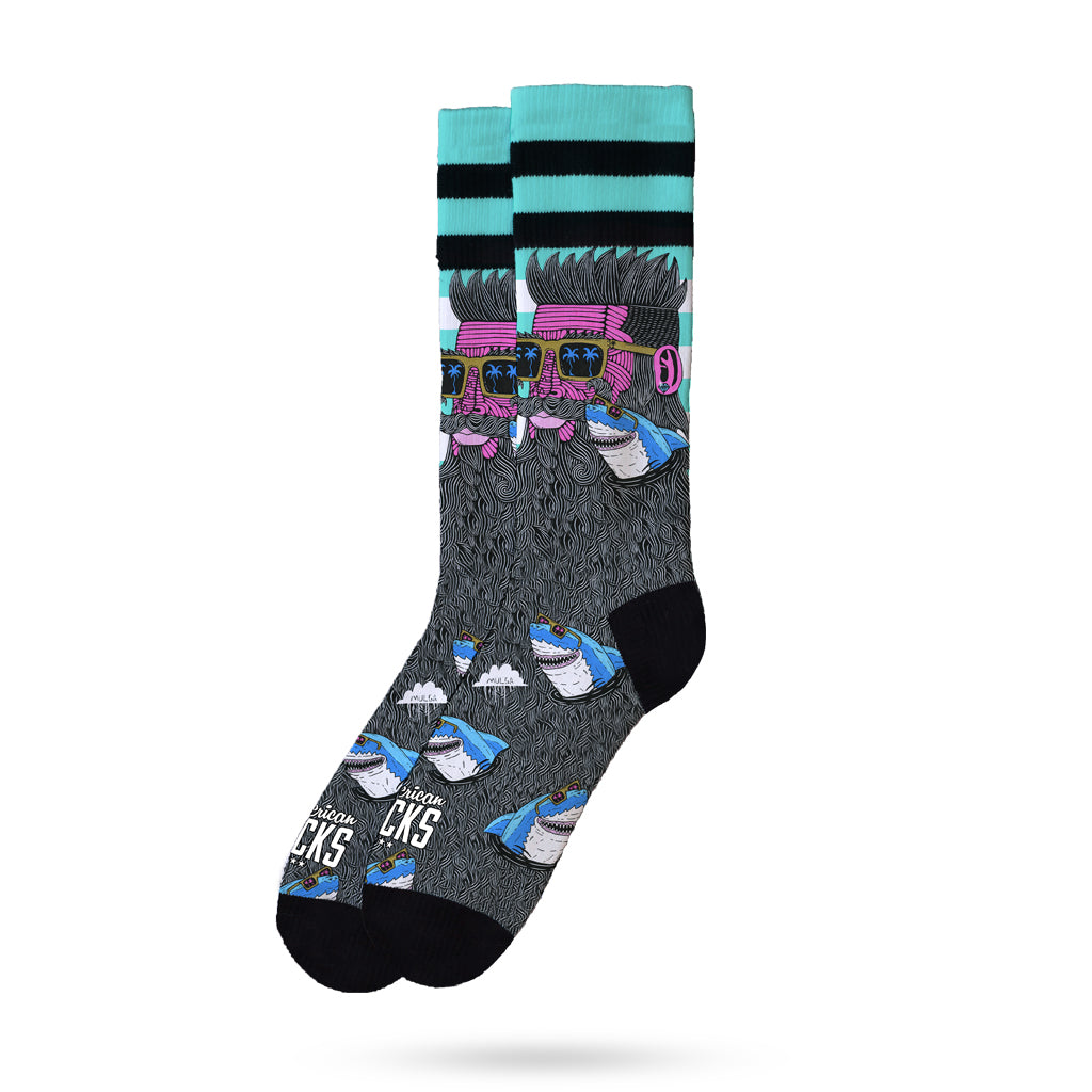 Chaussette requin et barbu Une chaussette de la boîte cadeau Seacreatures avec des motifs de requin et de barbu, une ceinture turquoise et des détails noirs.