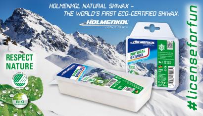Öko Swiwachs Werbung für ökologisches Skiwachs vor Bergkulisse. Produkte im Vordergrund, Slogan "Respect Nature" und Zertifikatslogos.