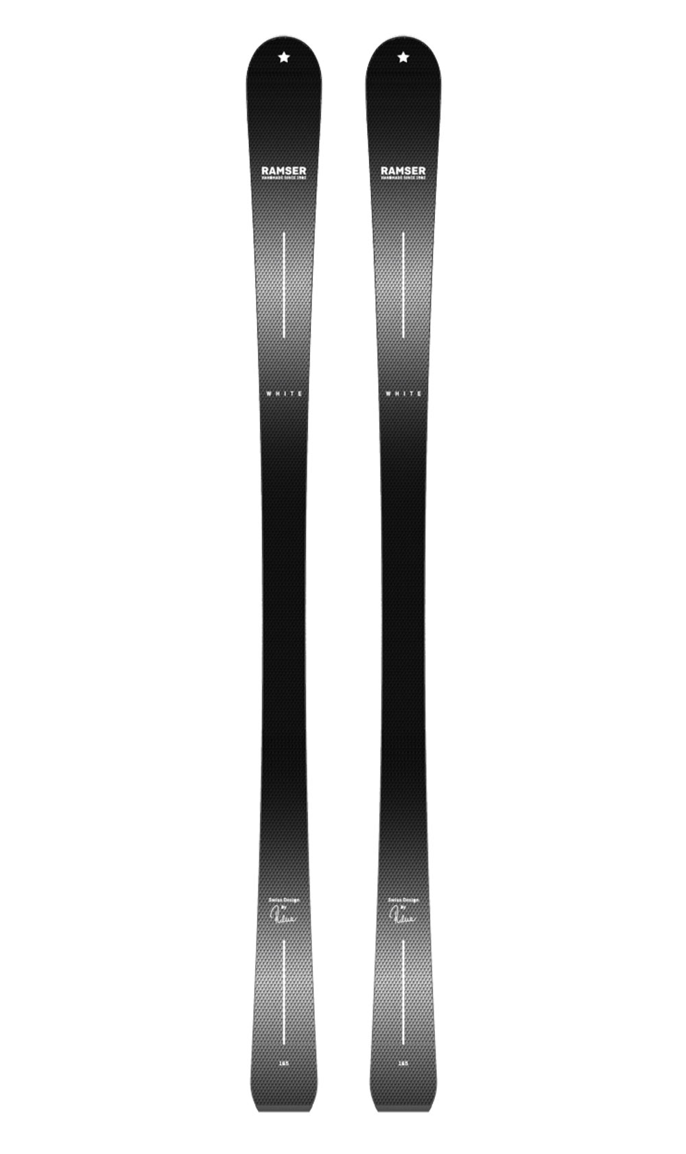 Zwei Ramser White LTD Ski, von oben nach unten aufgenommen, mit schwarzem Muster und weißer Schrift.