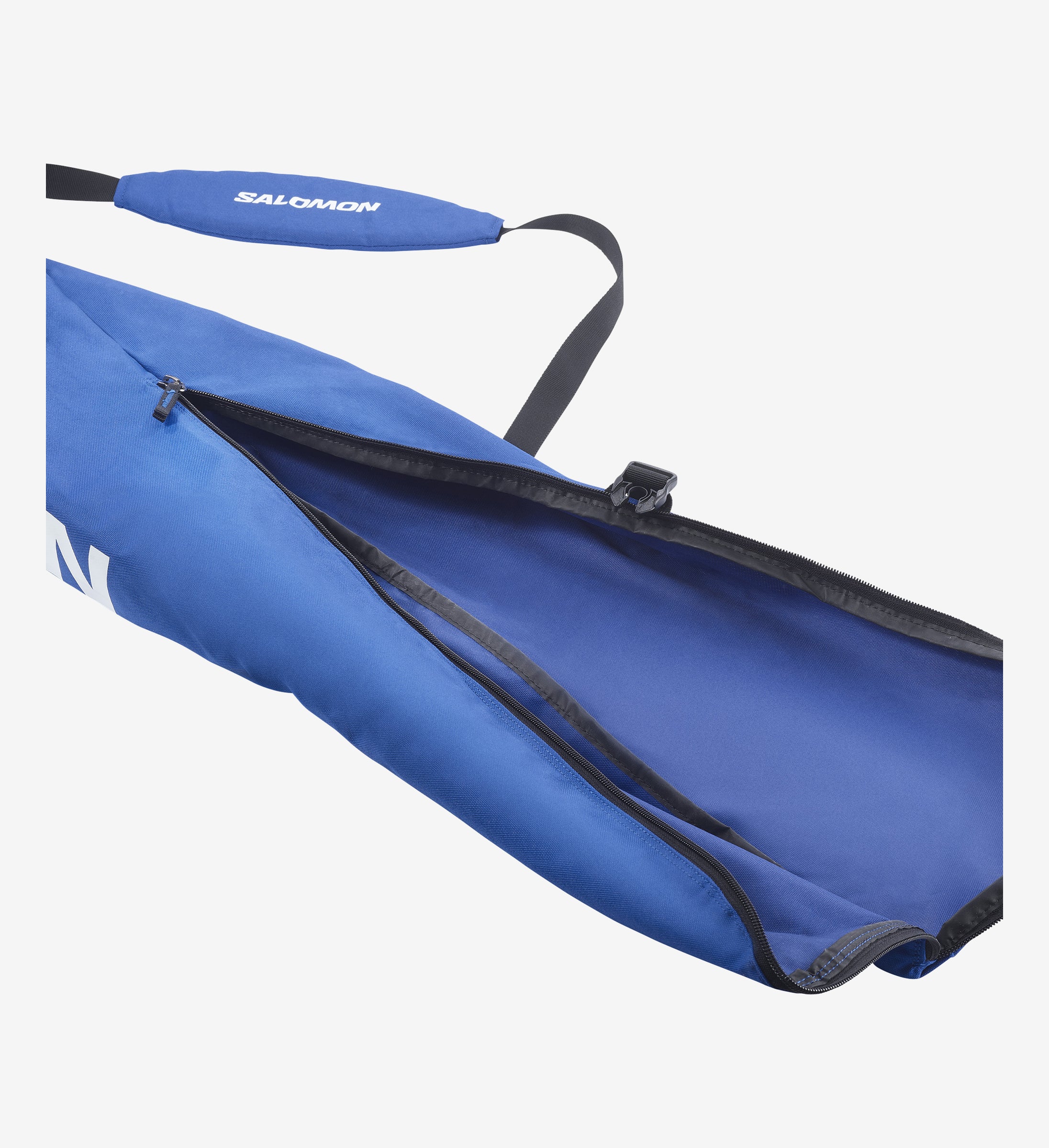 Geöffneter blauer Skisack von Salomon, mit Tragegurt. Reißverschluss sichtbar, Innenseite des Sacks blau.