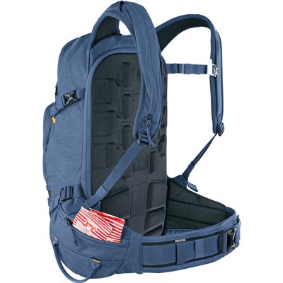 Blauer Evoc Line Pro 20L Rucksack, L-XL, von hinten gezeigt, Details von Trägern und Hüftflügel sichtbar.