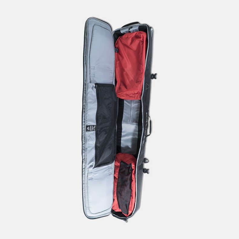 Geöffnete Jones Board Bag Expedition mit Fächern und herausnehmbaren Taschen in rot und schwarz.