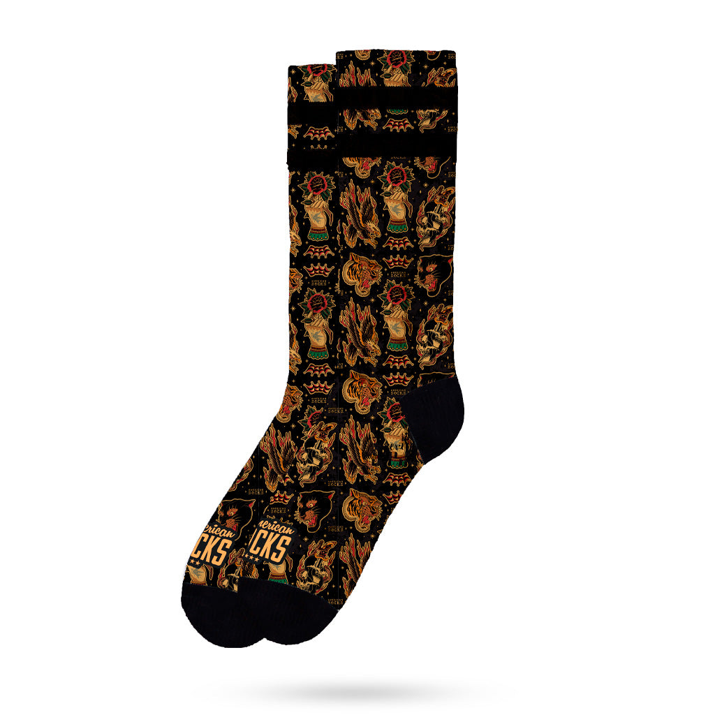 Schwarze Tattoo-Socke Eine einzelne, schwarze Socke der Marke "American Socks" mit Tattoo-Motiven.