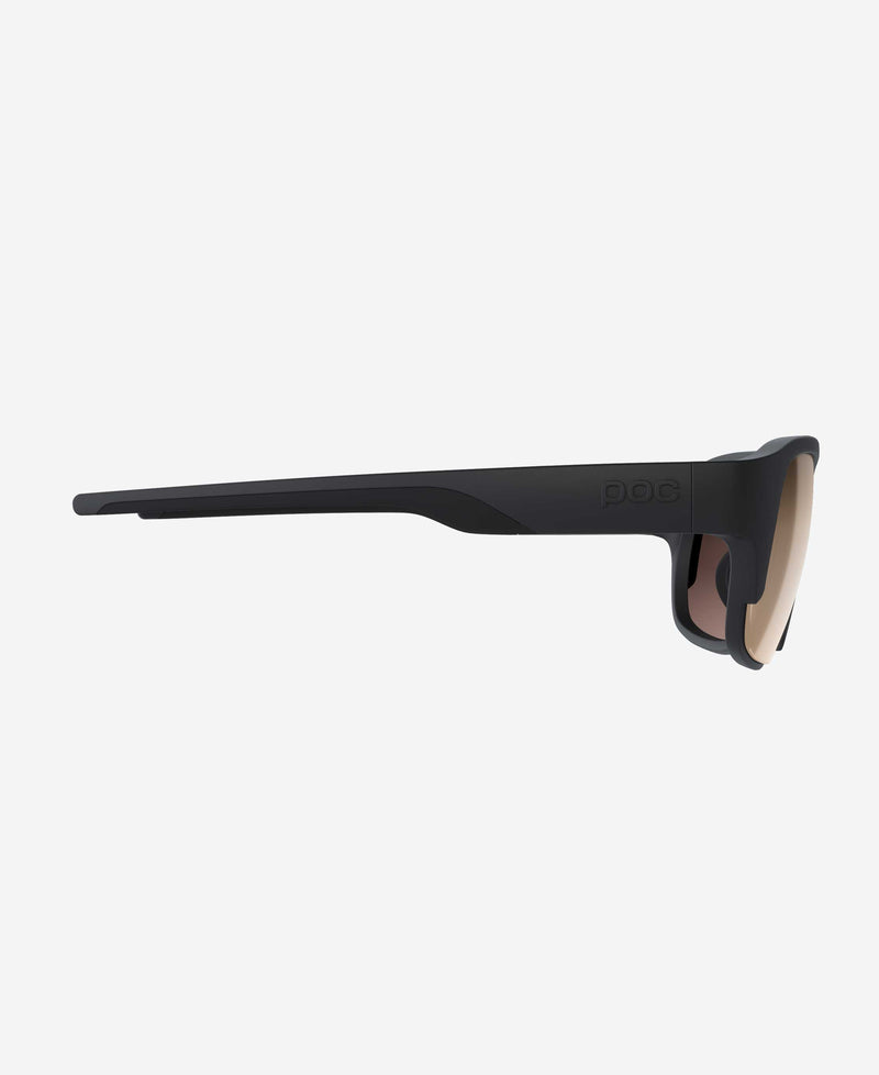 Schwarze POC Define Sportbrille von der Seite. Die Gläser haben einen Braunton.