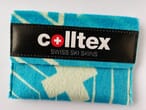 Blaues Colltex Wallet aus Skifell-Restmaterial mit Sternenmuster und schwarzem Logo-Band.