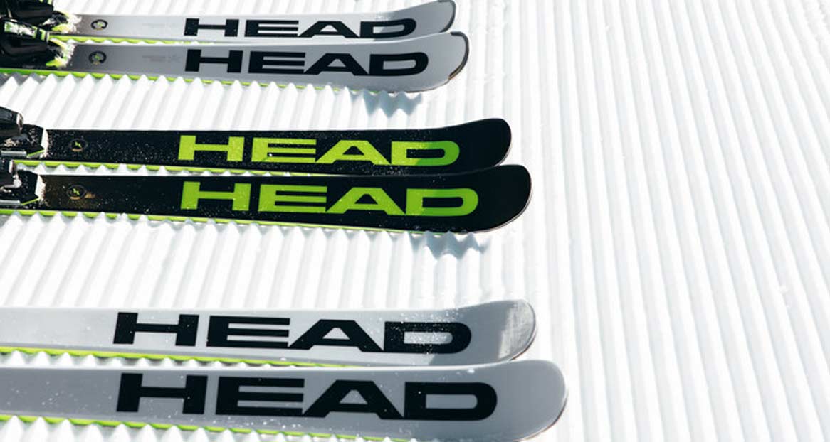 HEAD Ski mit Logo Ski der Marke HEAD auf präpariertem Schnee, im Wechsel schwarz mit grünem Logo und grau mit schwarzem Logo.