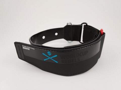 Schwarzer Head Raptor Servo Velcro Strap mit blauem Totenkopf und gekreuzten Skiern auf weißem Hintergrund.