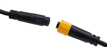 Bajonett-Stecksystem B6r Detailaufnahme eines robusten Bajonett-Stecksystems für Suprabeam B6r Fahrradlicht. Schwarzes Kabel mit gelbem Stecker.