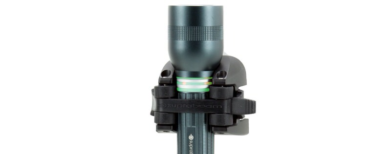 Suprabeam Q5xr Taschenlampe Dunkelgraue Suprabeam Q5xr Defend LED Taschenlampe, befestigt in einer schwarzen Halterung, vor weißem Hintergrund.