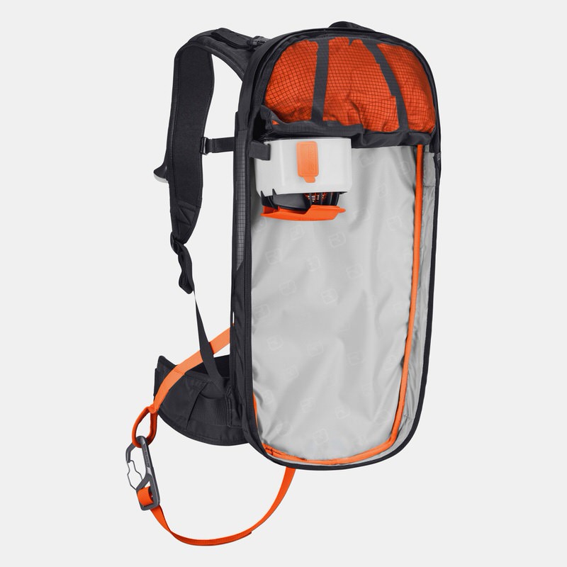 Ortovox Avabag Litric Rucksack Offener, schwarzer Ortovox Avabag Litric Tour 30 Rucksack mit orangefarbenen Akzenten und hellgrauem Innenraum.