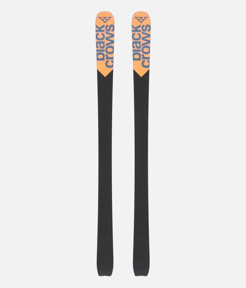Zwei Black Crows Serpo Ski, von oben gesehen, mit Logo und Farbakzenten auf hellgrauem Hintergrund.