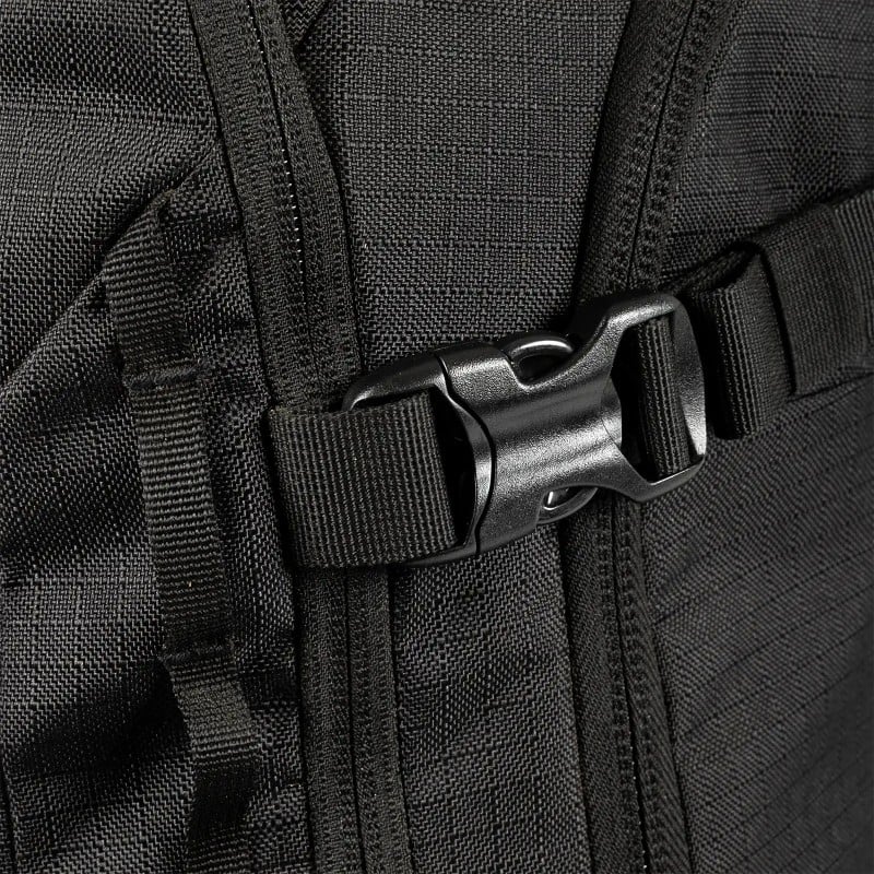 Schwarze Schnalle am Rucksack Detailaufnahme einer schwarzen Schnalle und Gurtband am Jones Further 25L Rucksack.