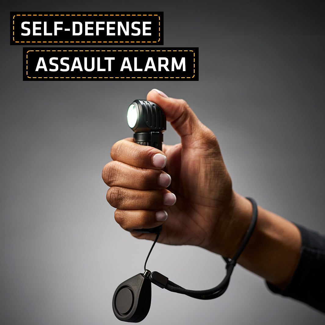 M6xr Bodyguard Lampe Hand hält leuchtende M6xr Bodyguard Lampe; Anhänger am Handgelenk. Beschriftungen: Selbstverteidigung, Überfallalarm.