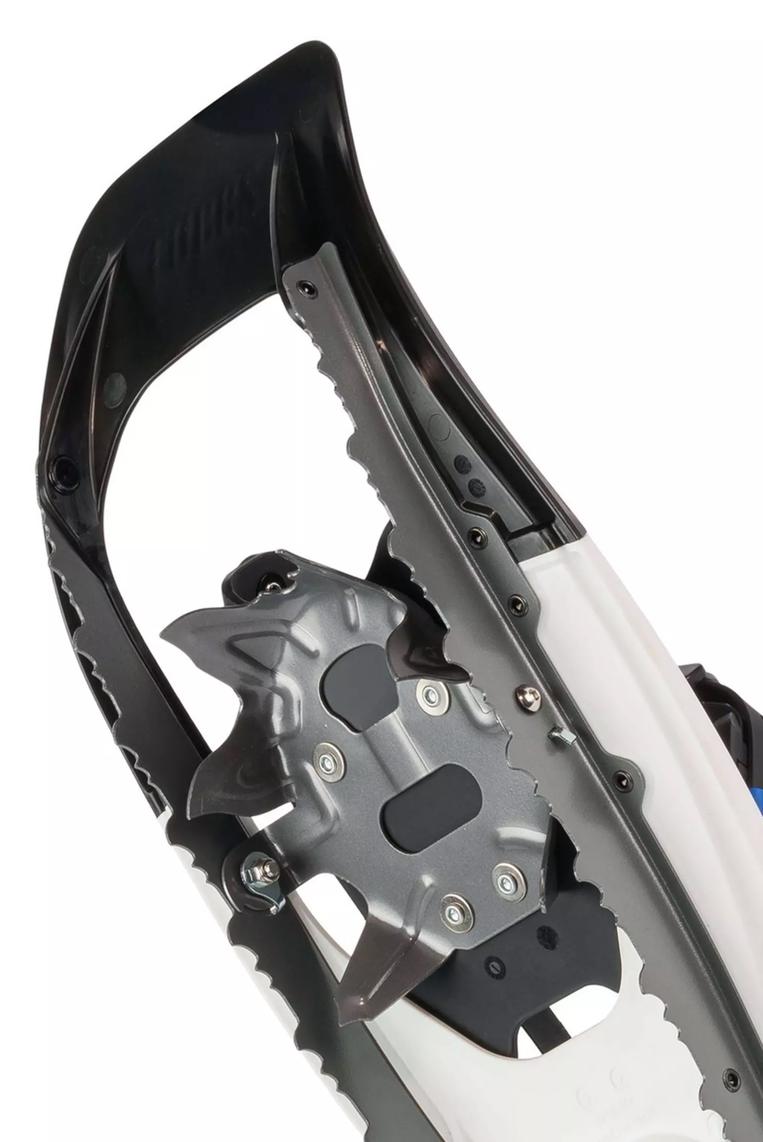Detailaufnahme Tubbs Flex Alp 25 Detailaufnahme eines Tubbs Flex Alp 25 Schneeschuhs. Fokus auf Steigeisen, ActiveFit 2.0-Bindung und Zacken. Farben: Weiss, Blau und Grau.
