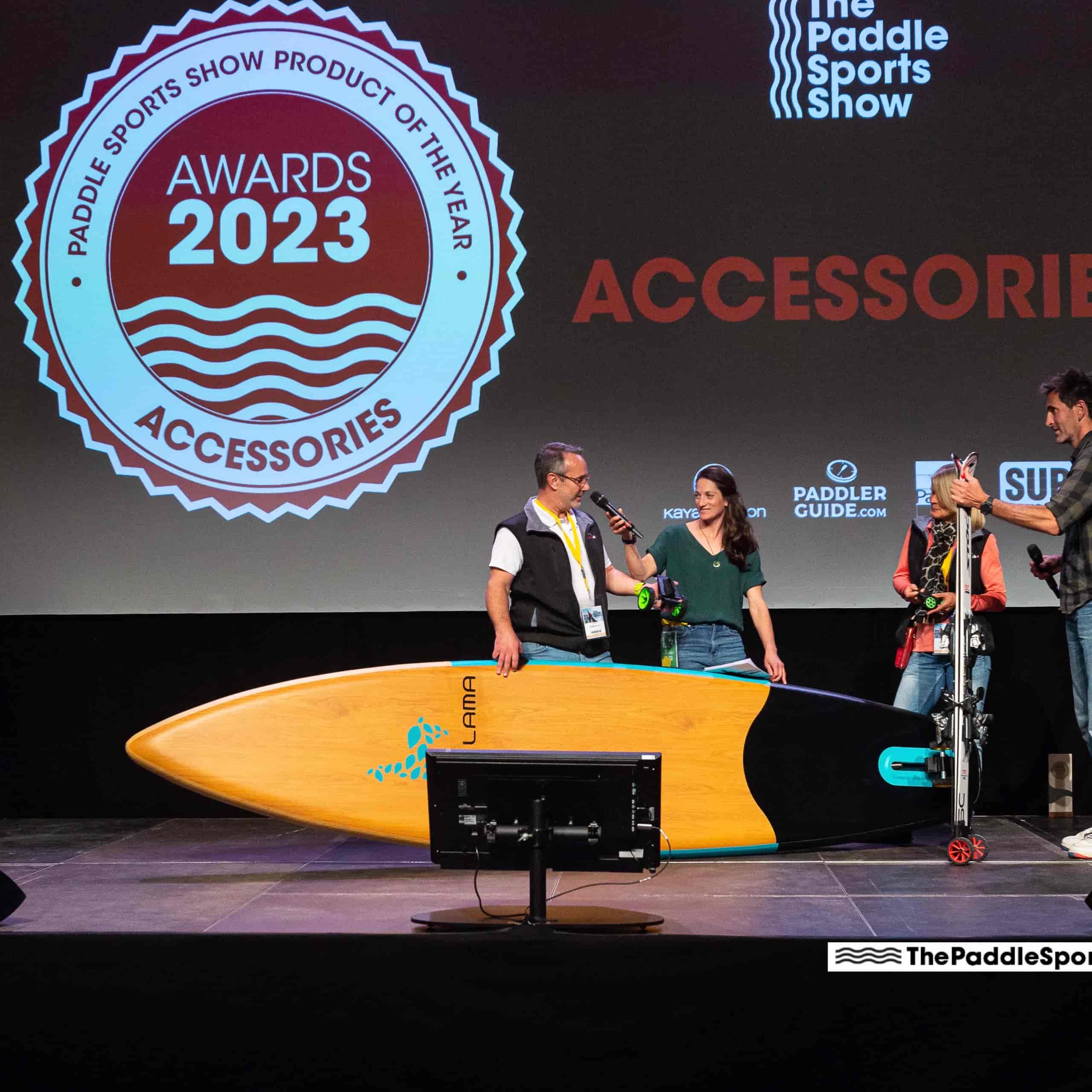 Paddle Sports Show 2023 Szene auf einer Bühne mit SUP und Ski, ausgezeichnet mit dem Paddle Sports Show Award 2023 für Zubehör.